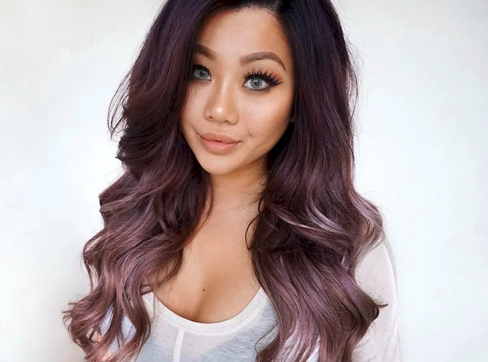 Braunviolette Haarfarbe