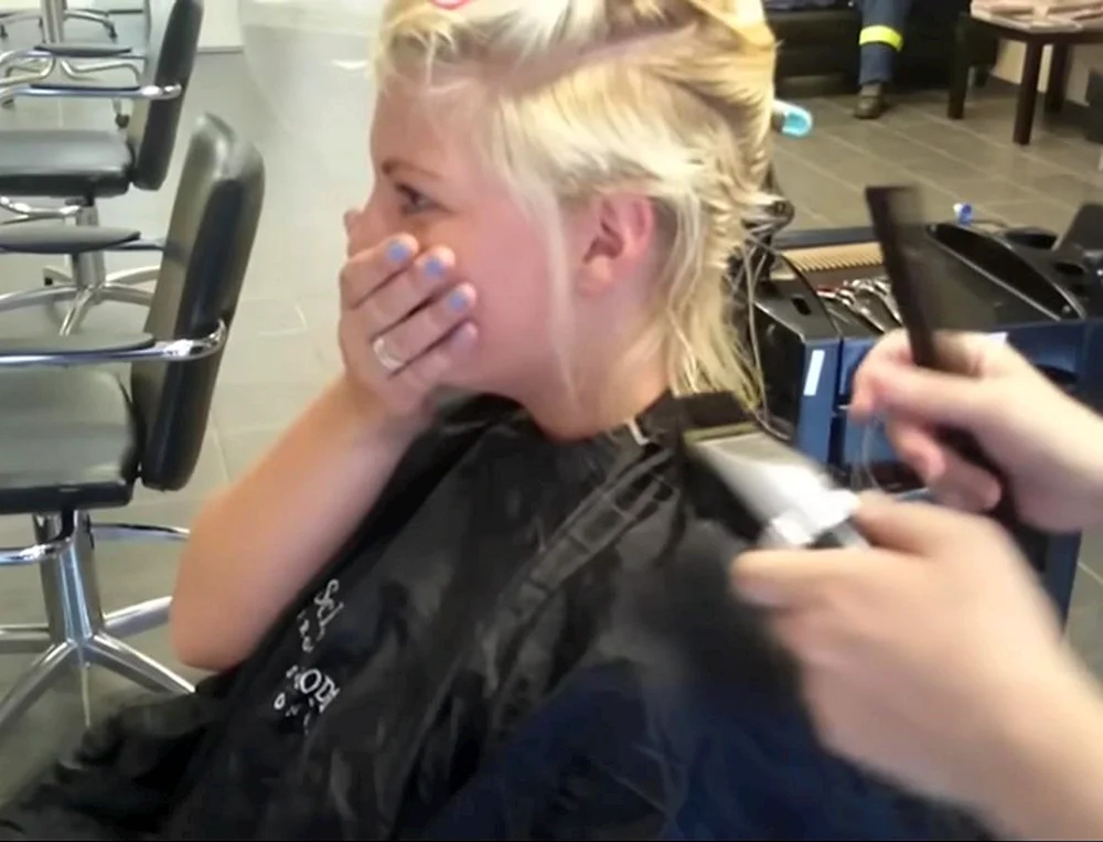 Kurzer Haarschnitt beim Friseur