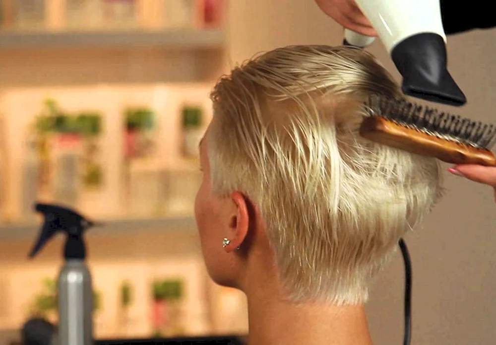 Kurzer Haarschnitt beim Friseur