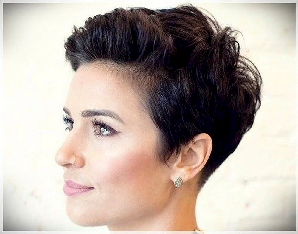 Bob Pixie mit asymmetrischem Haarschnitt