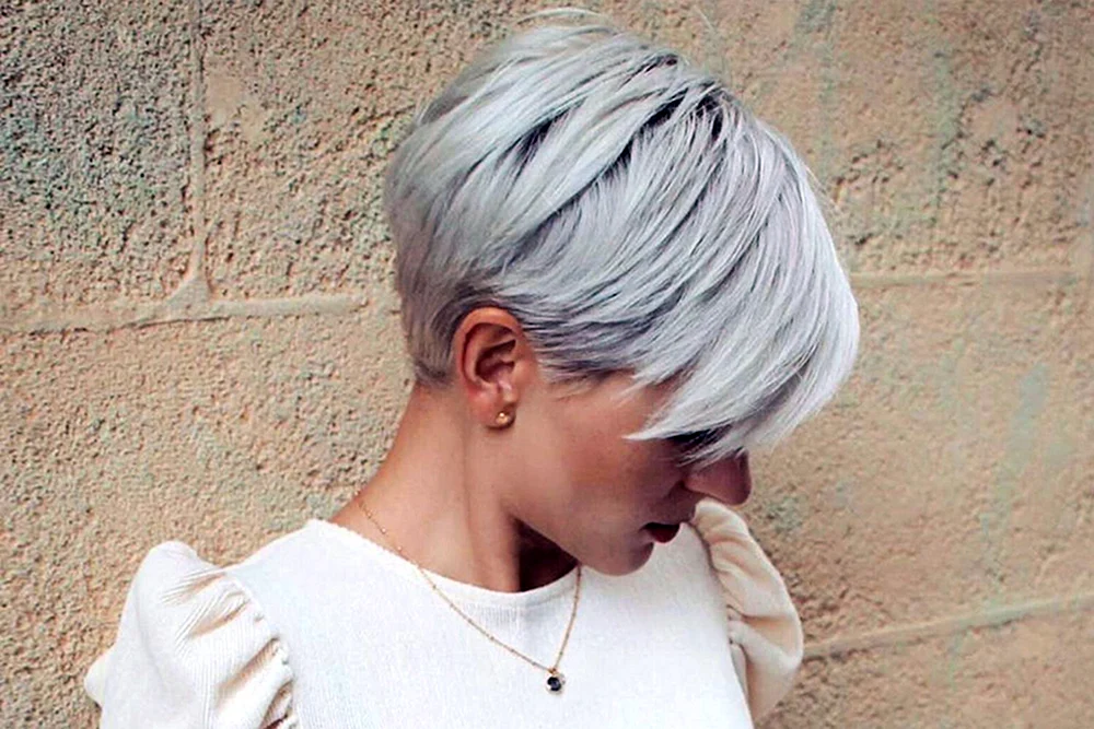 Blond mit kurzen Haaren
