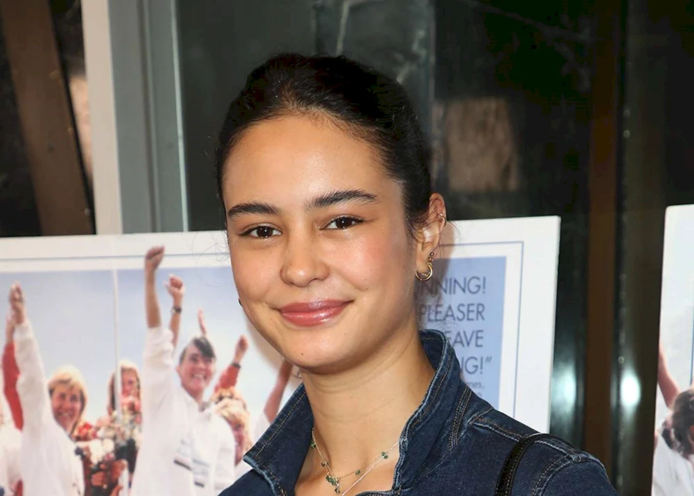 Courtney Eaton Pflaume Foto