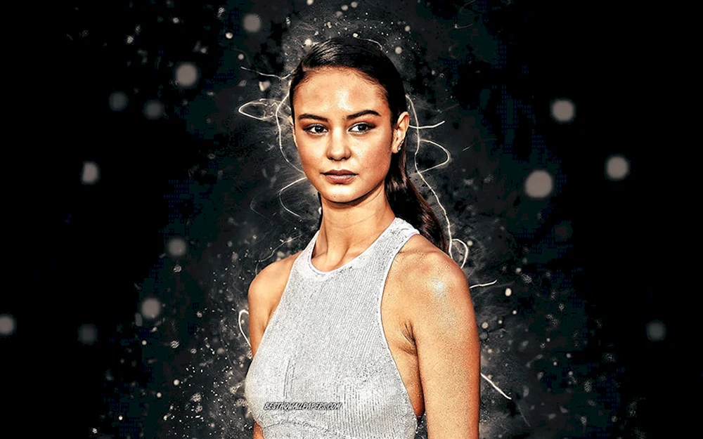Courtney Eaton Beine