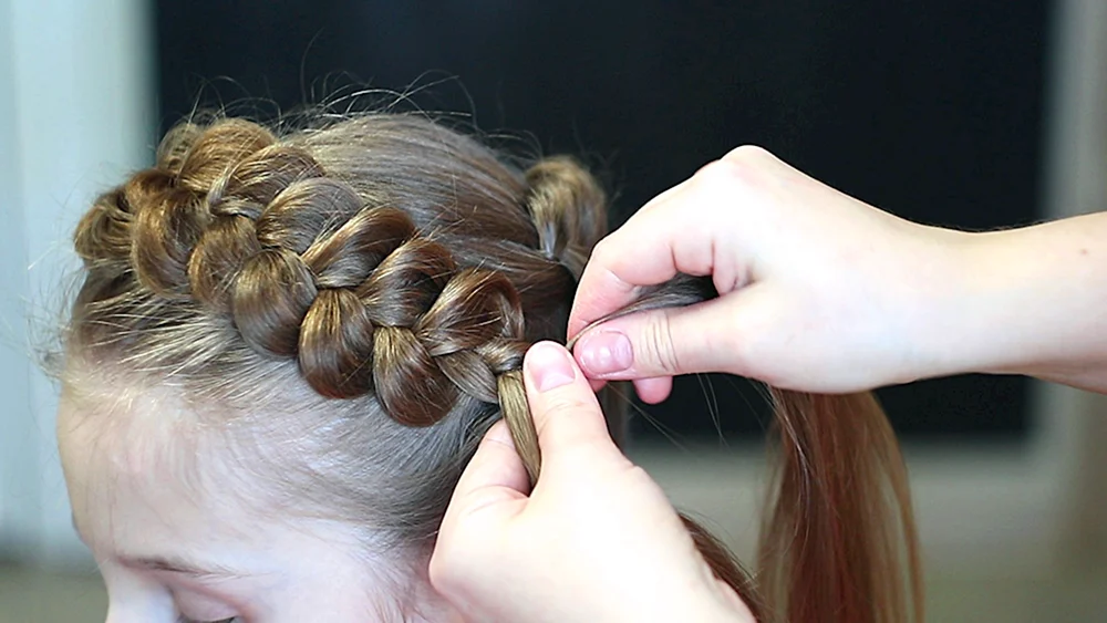 Korbfrisuren für Mädchen mit langen Haaren