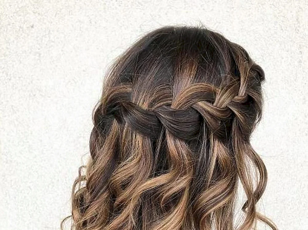 Leichte Frisuren mit losem Haar Östlicher Pferdeschwanz Anna Komarova