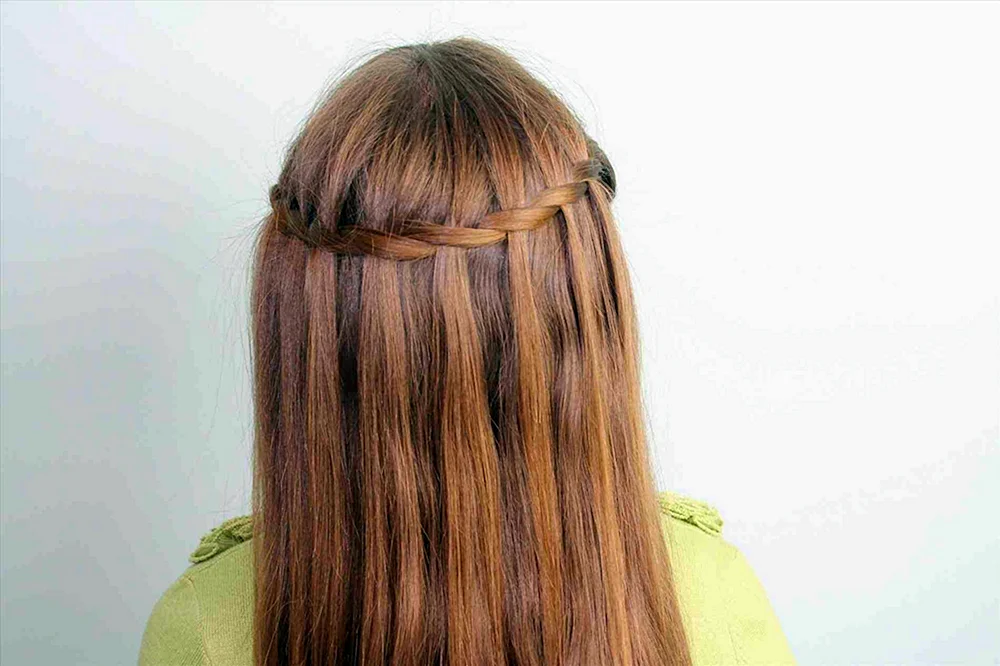 Flechtfrisur mit offenem Haar