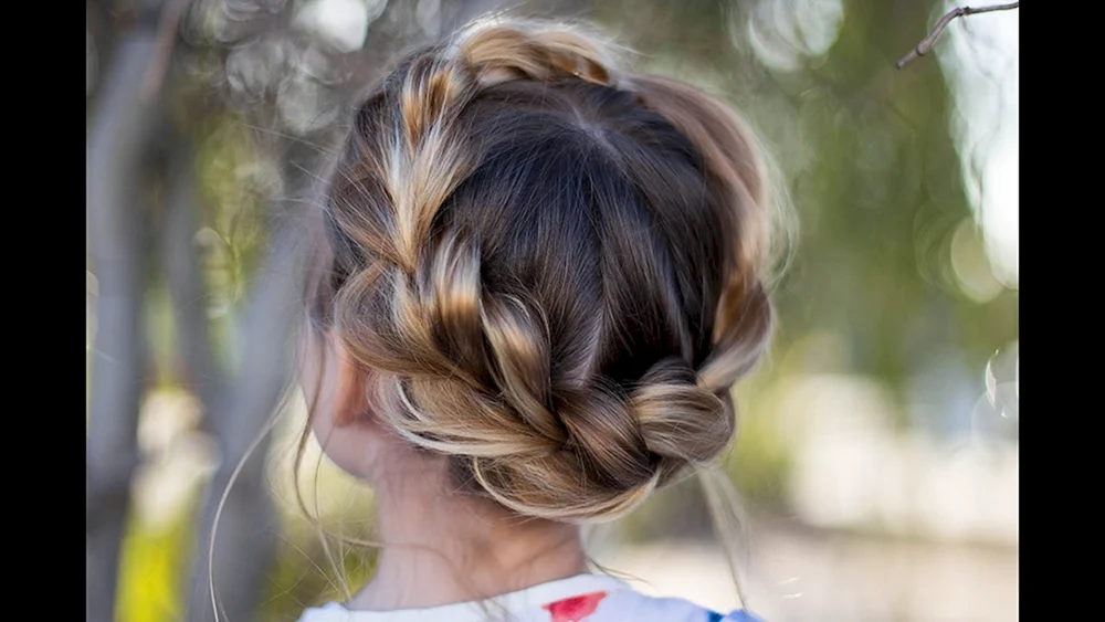 Zopf um den Kopf auf langem Haar