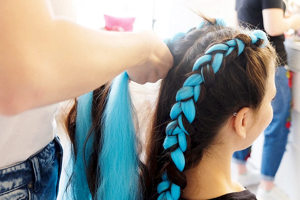 Bunte Strähnen im Haar