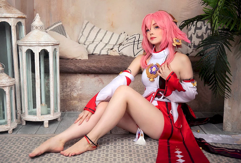 Miko Genshin cosplay