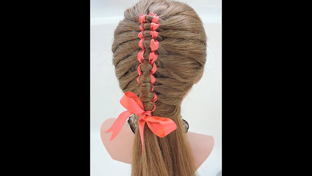 Eine Frisur mit Bändern für ein Mädchen für lange Haare flechten für Mädchen