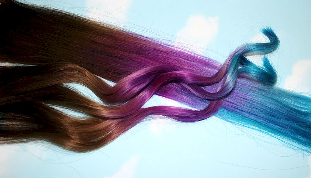 Nicole Ellers mit lila Haaren