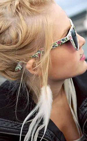 Schönes blondes Mädchen mit Brille