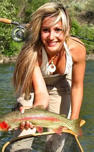 Schönes Mädchen mit einem Fisch