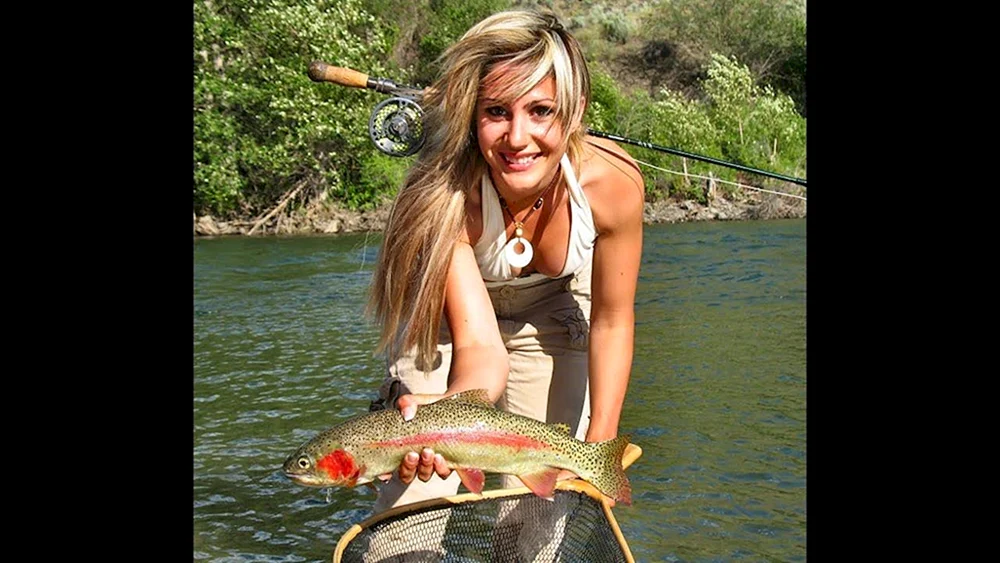Schönes Mädchen mit einem Fisch