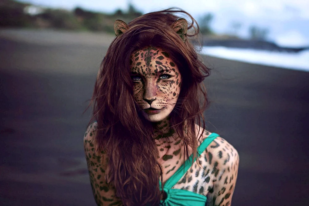 Schönes Mädchen mit Tiger