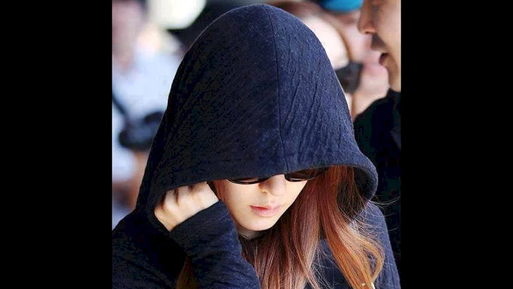 Schönes Mädchen in einem Kapuzenpulli