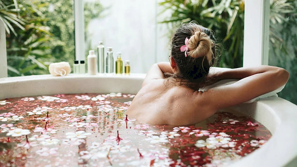 Schönes Mädchen in der Badewanne