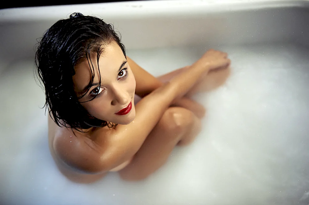 Schönes Mädchen in der Badewanne