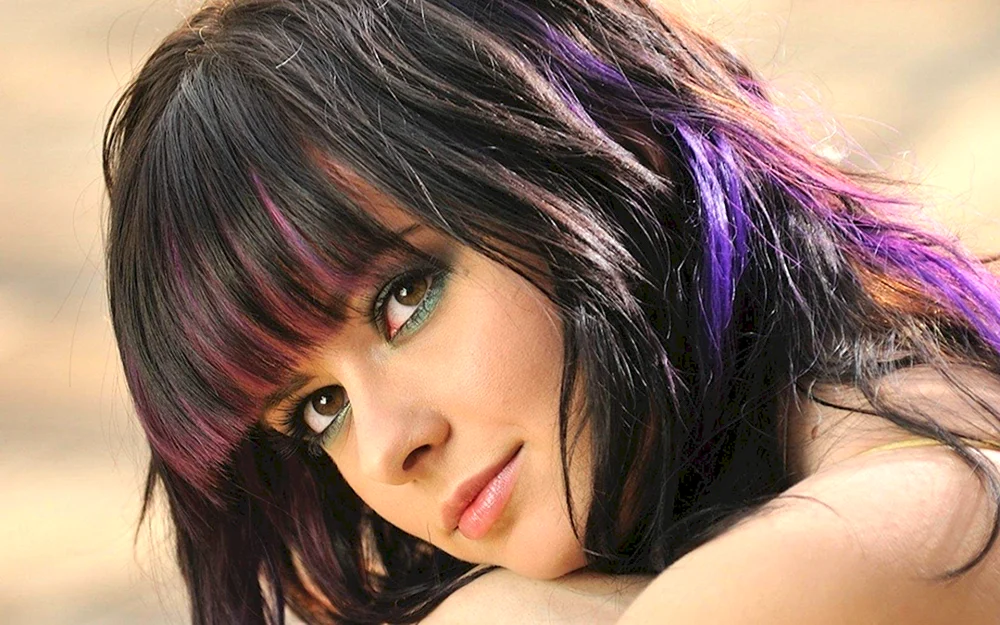 Helle Strähnen auf kurzem Haar