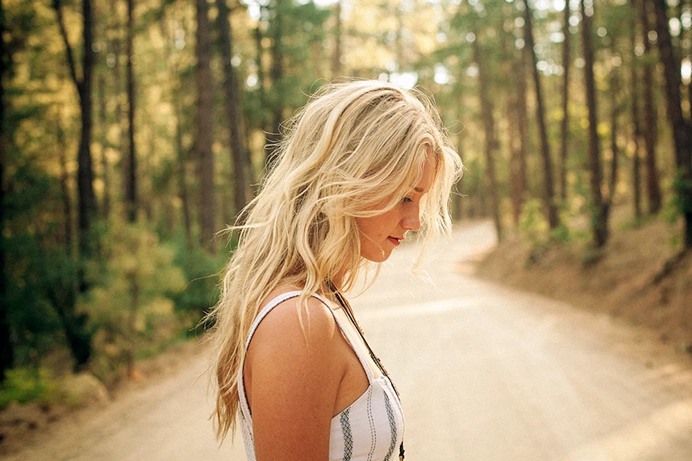 Blond mit langen Haaren