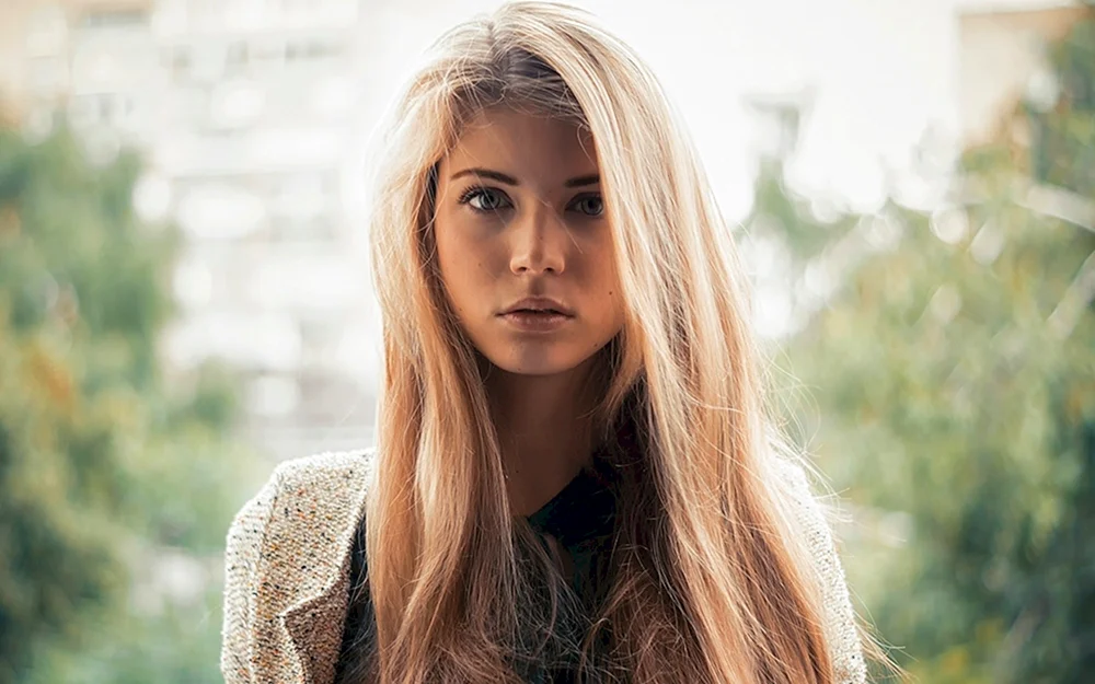 Schöne blonde Mädchen mit langen Haaren