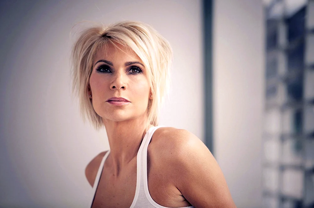Schöne Blondinen mit kurzen Haaren
