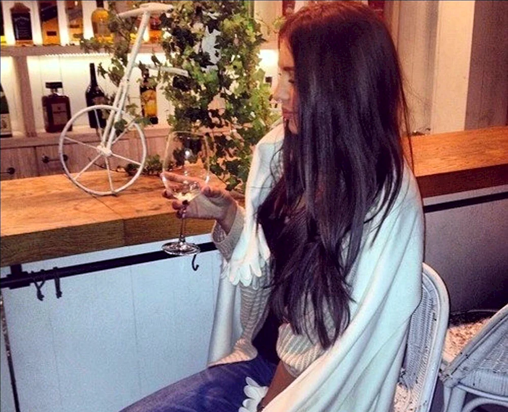 Schöne Brünette mit langen Haaren