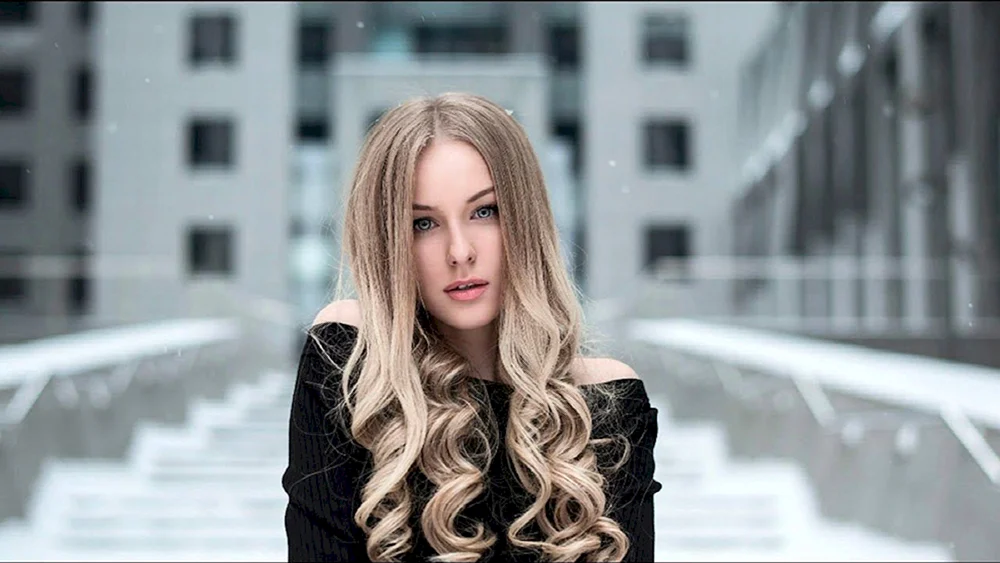 Schöne Mädchen blond mit langen Haaren