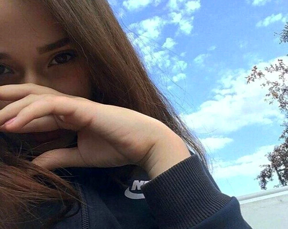 Schöne Mädchen mit halbem Gesicht