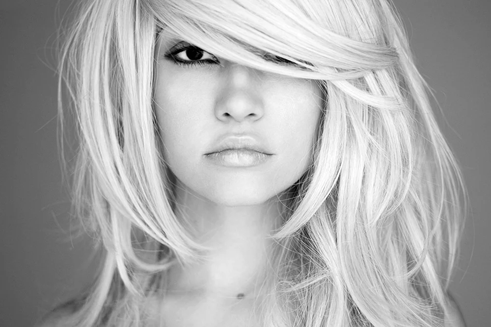 Schöne Mädchen mit weißen Haaren