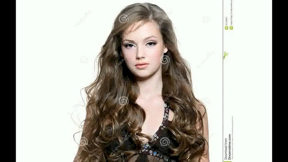 Schönes Mädchen mit langen Haaren