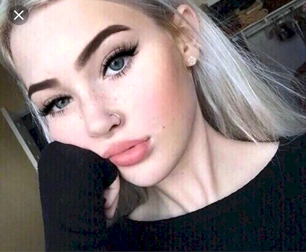 Schöne Mädchen mit Nasenpiercings