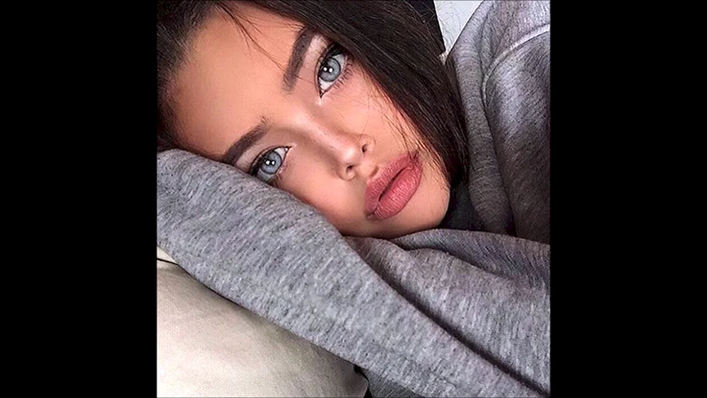 Hübsche Mädchen mit vollen Lippen