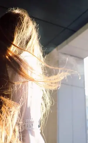 Schöne Mädchen mit blonden Haaren