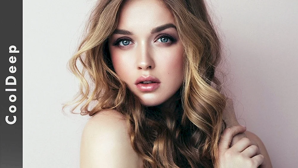 Schöne Mädchen mit blondem Haar. Haare