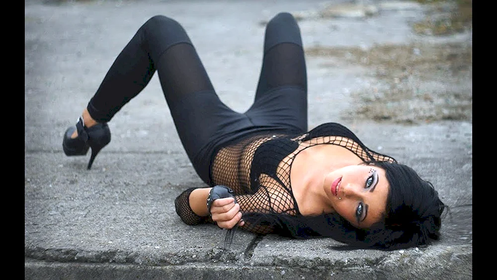 Schöne Mädchen in schwarzen Leggings