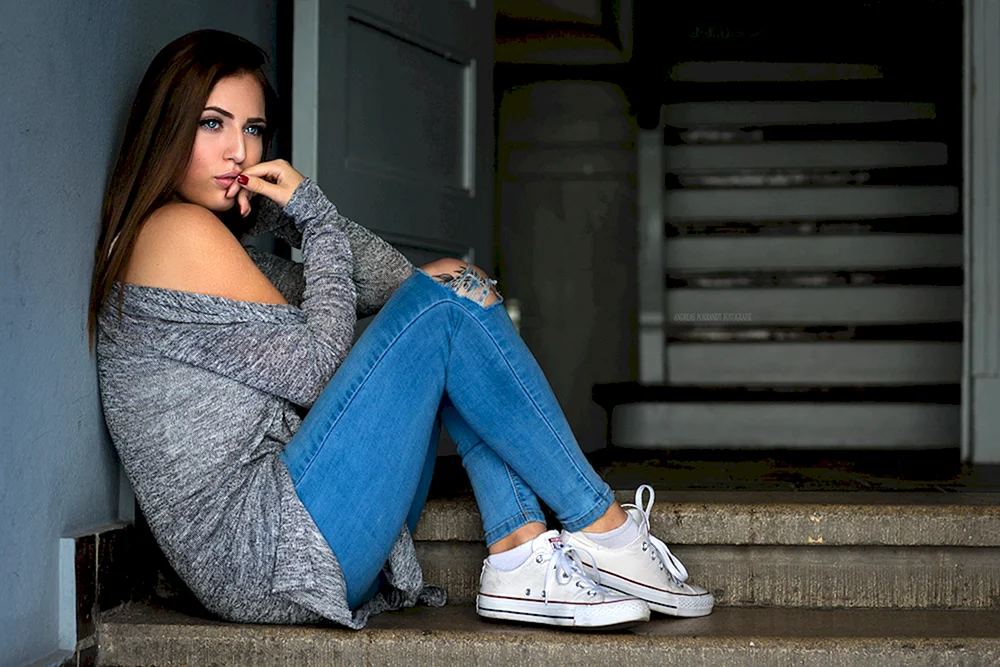 Schöne Mädchen mit Turnschuhe