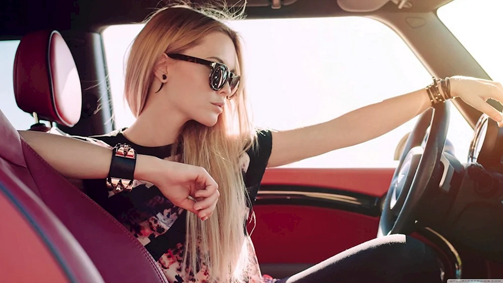 Blondine hinter dem Steuer und Auto