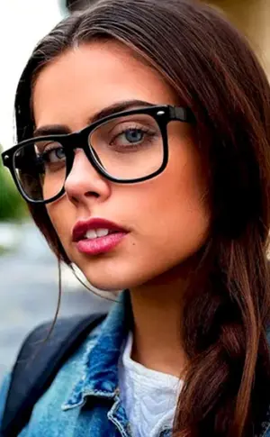 Schöne Mädchen mit Sonnenbrille