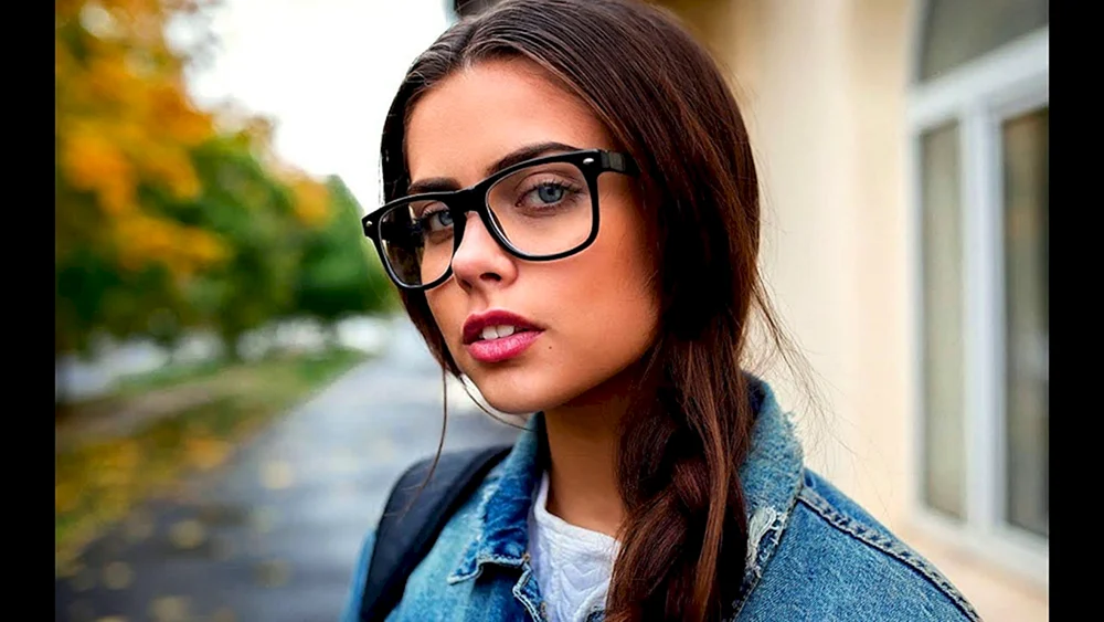 Schöne Mädchen mit Sonnenbrille