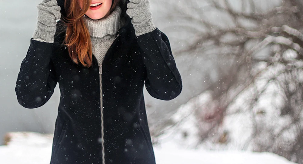 Blondes Mädchen im Winter mit Rücken