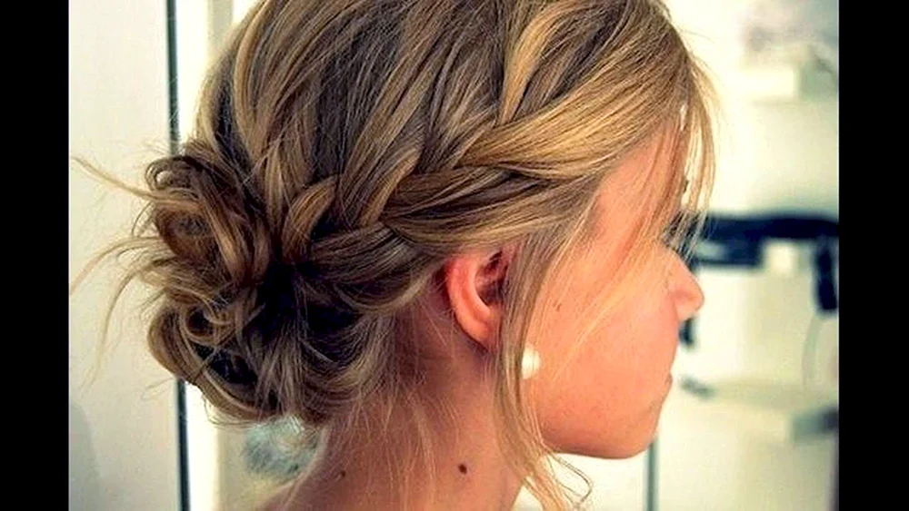 Geflochtene Frisuren für mittleres Haar.