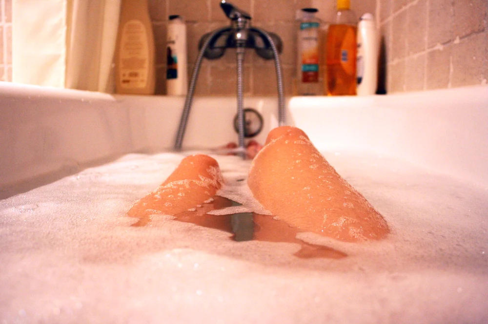 Schönes Mädchen in der Badewanne