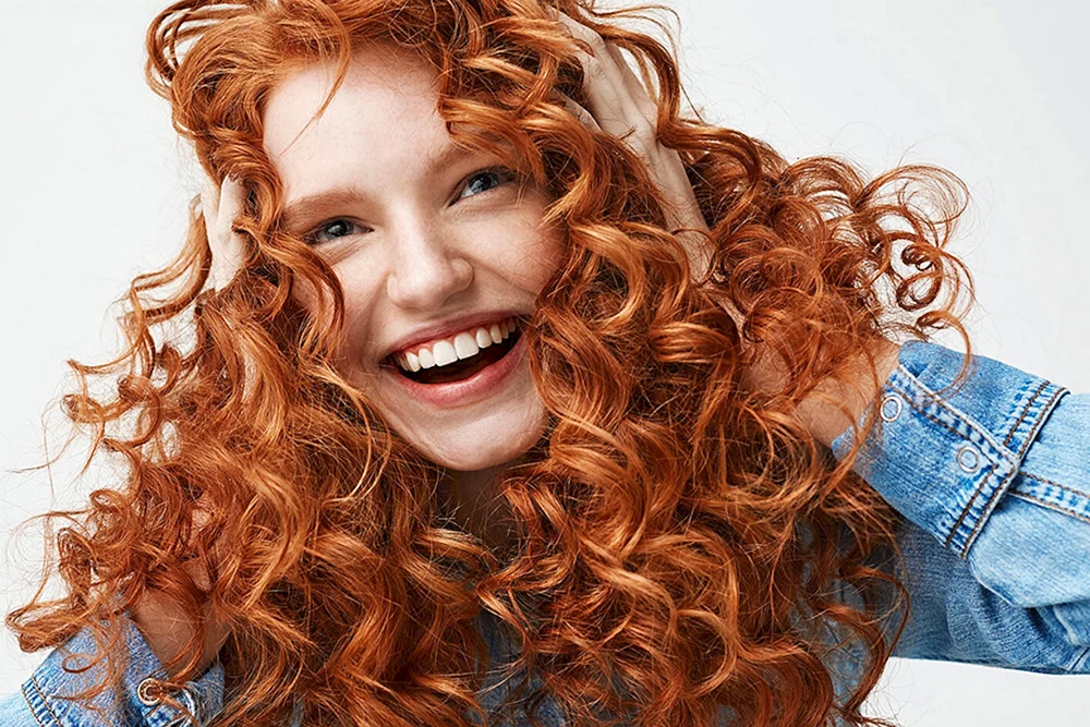 Schöne Frisuren auf lockigem Haar