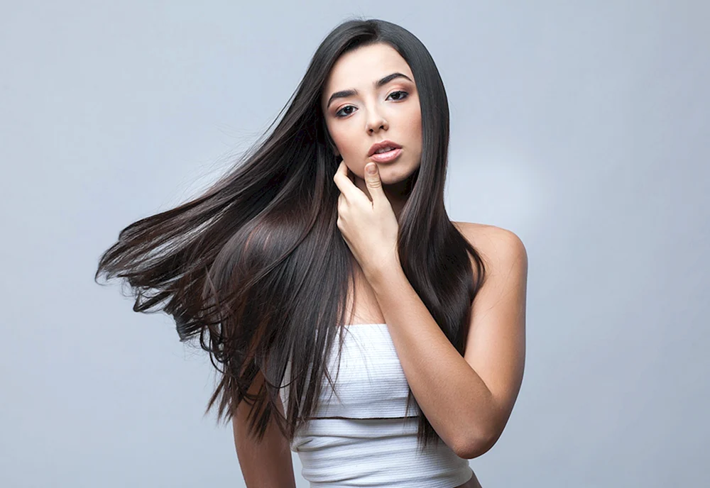 Koreanisches Supermodel mit gewelltem Haar