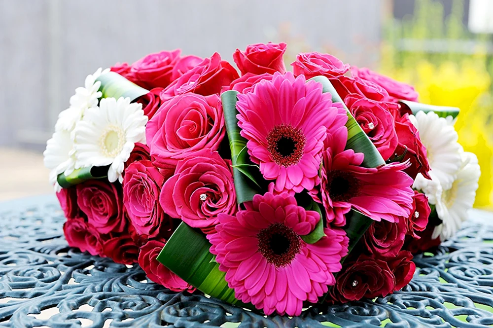 Calla Lilien und Rosen