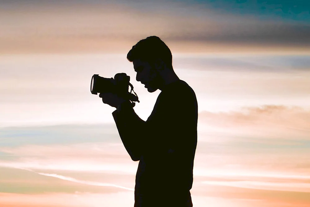 Schöne Silhouette eines Mannes