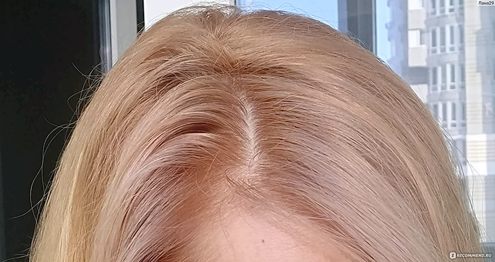 Hellblonde perlglänzende Haarfarbe