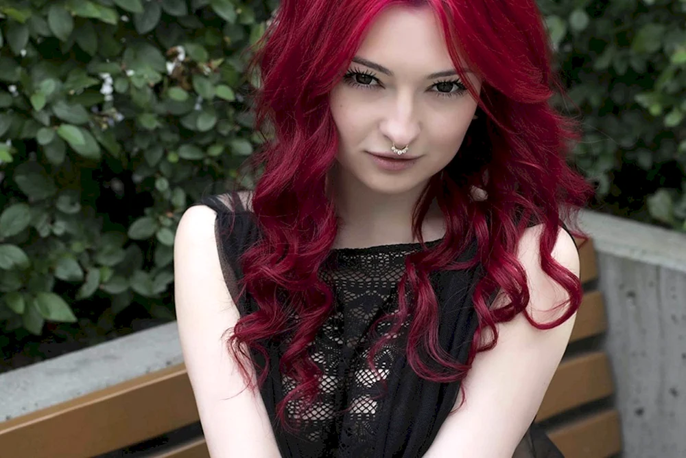 Rotes Tonikum auf blondem Haar