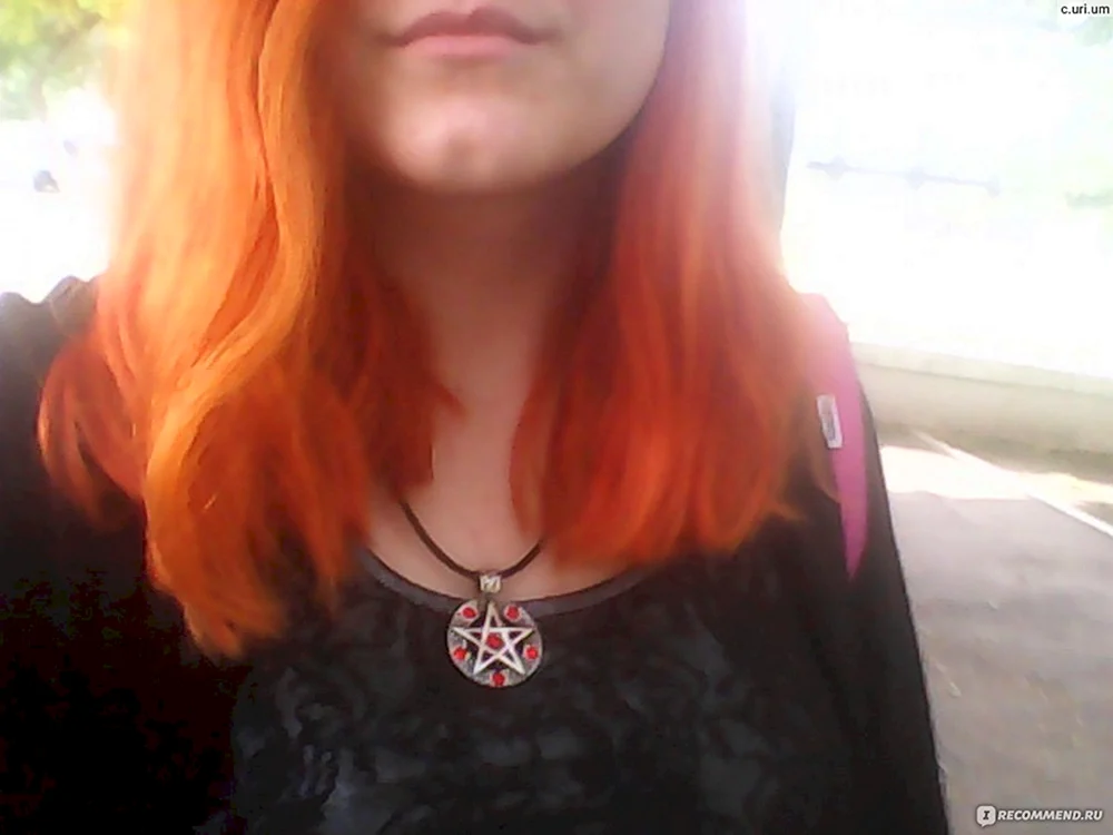 Rotes Tonikum auf rotem Haar